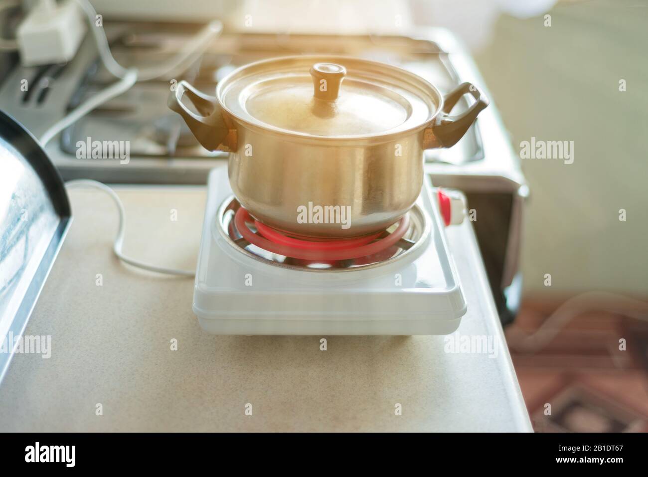 https://c8.alamy.com/comp/2B1DT67/small-electric-stove-for-cooking-portable-household-appliances-food-prepared-in-the-home-kitchen-when-there-is-no-gas-2B1DT67.jpg