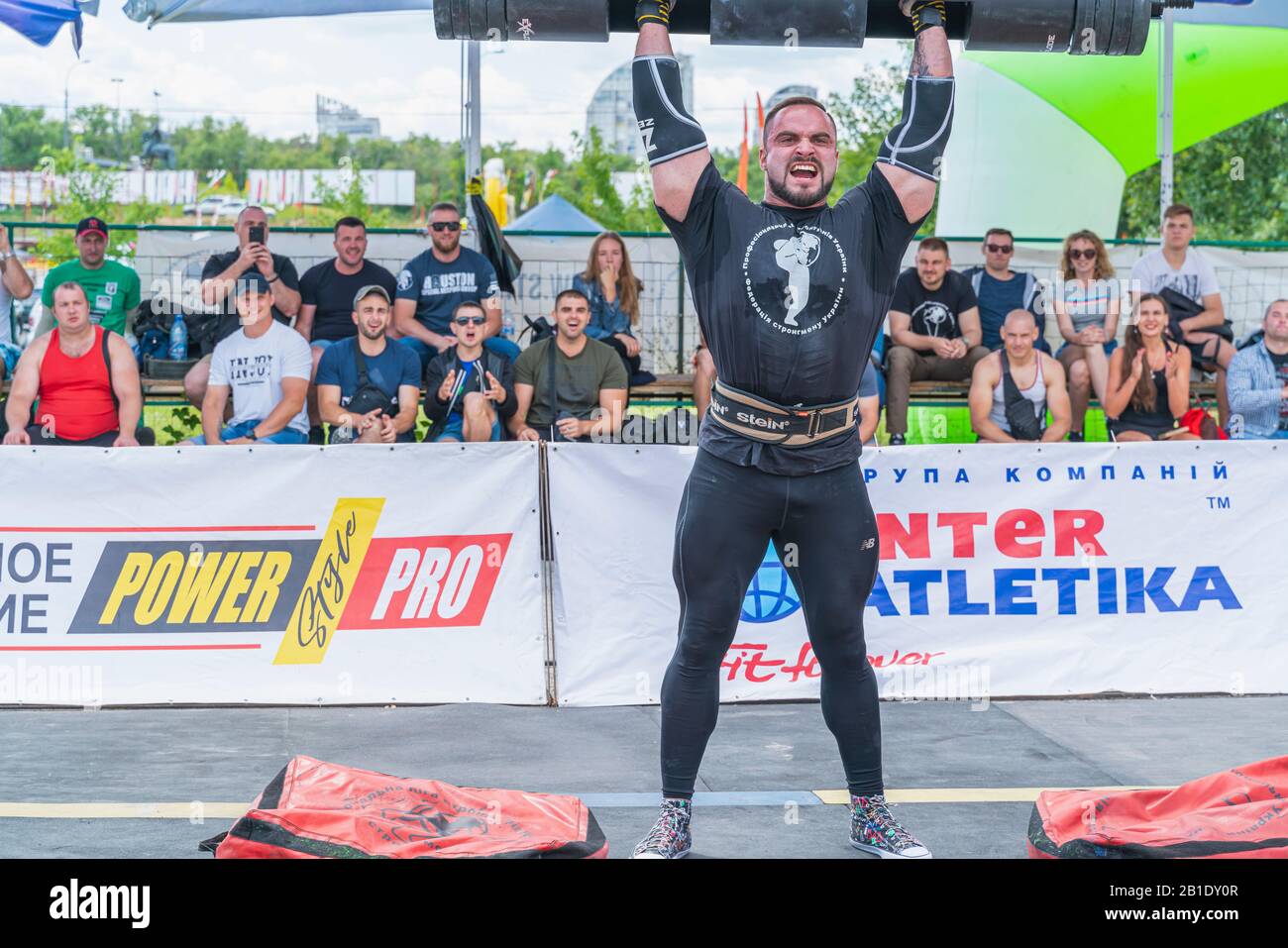 Strongest man competition hi-res stock photography and images