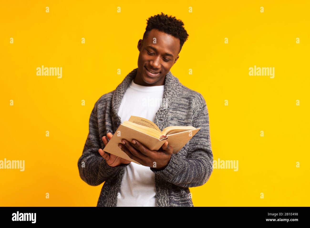 Читает книгу. Книга человек. Ученик с книжкой. Подросток с книгой. Книга человек.