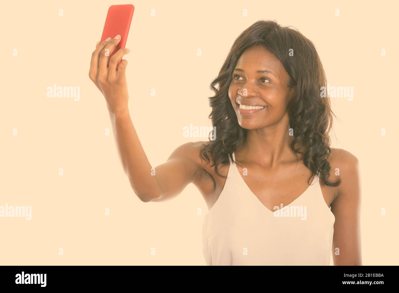 Meninas Bonitas Que Fazem O Selfie No Telefone Celular Foto de Stock -  Imagem de preto, amigos: 48692576