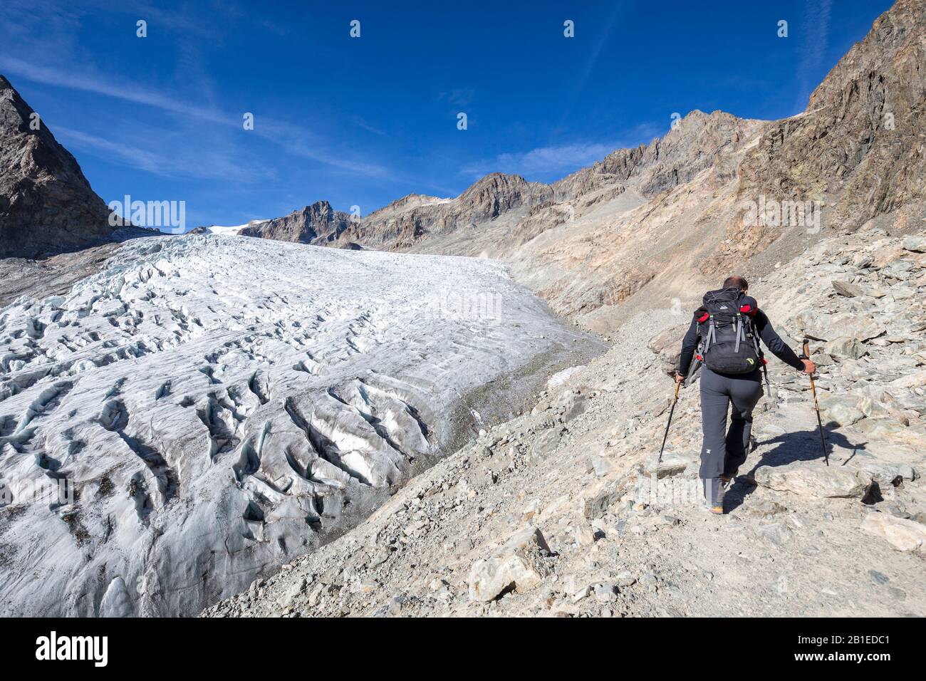 Hiking to the Ecrins refuge, crevasse du Glacier Blanc (2875m), Vallouise  valley, Brianconnais region, Ecrins National Park, Hautes-Alpes, France  Stock Photo - Alamy