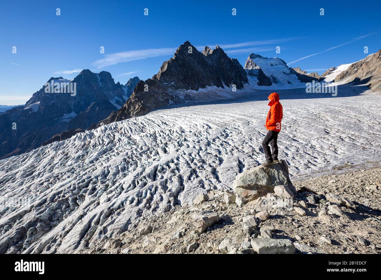 The White Glacier (3023m), hiking to the refuge of the Ecrins, left view on  Mount Pelvoux (3932m), right Bar des Ecrins (4101m), Valley of Vallouise  Stock Photo - Alamy
