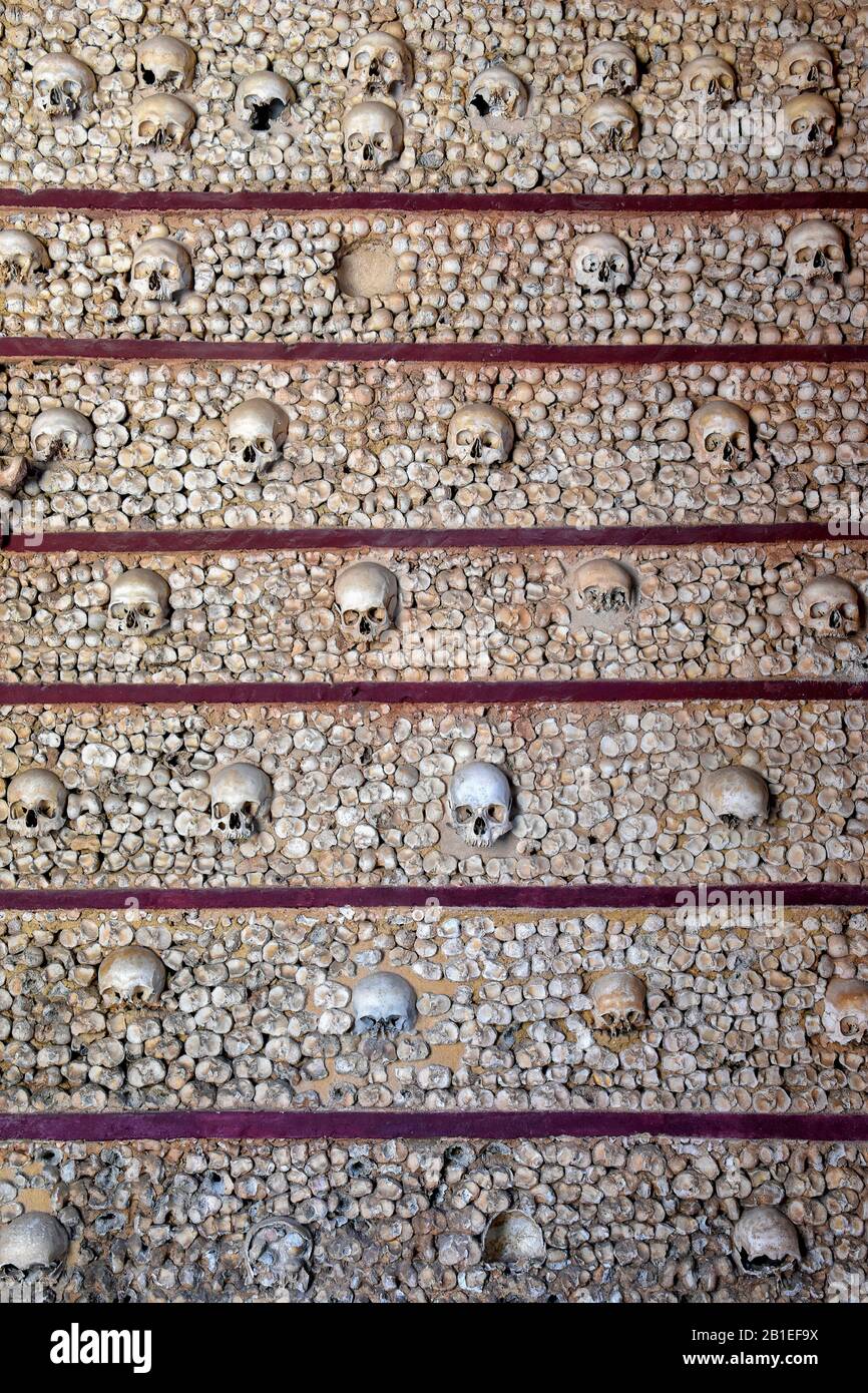 Skulls of the Carmelite Chapel, Carmelite Church of Faro (XVIII): Walls and ceiling entirely built with skulls and bones (femurs) human, about 1200 sk Stock Photo