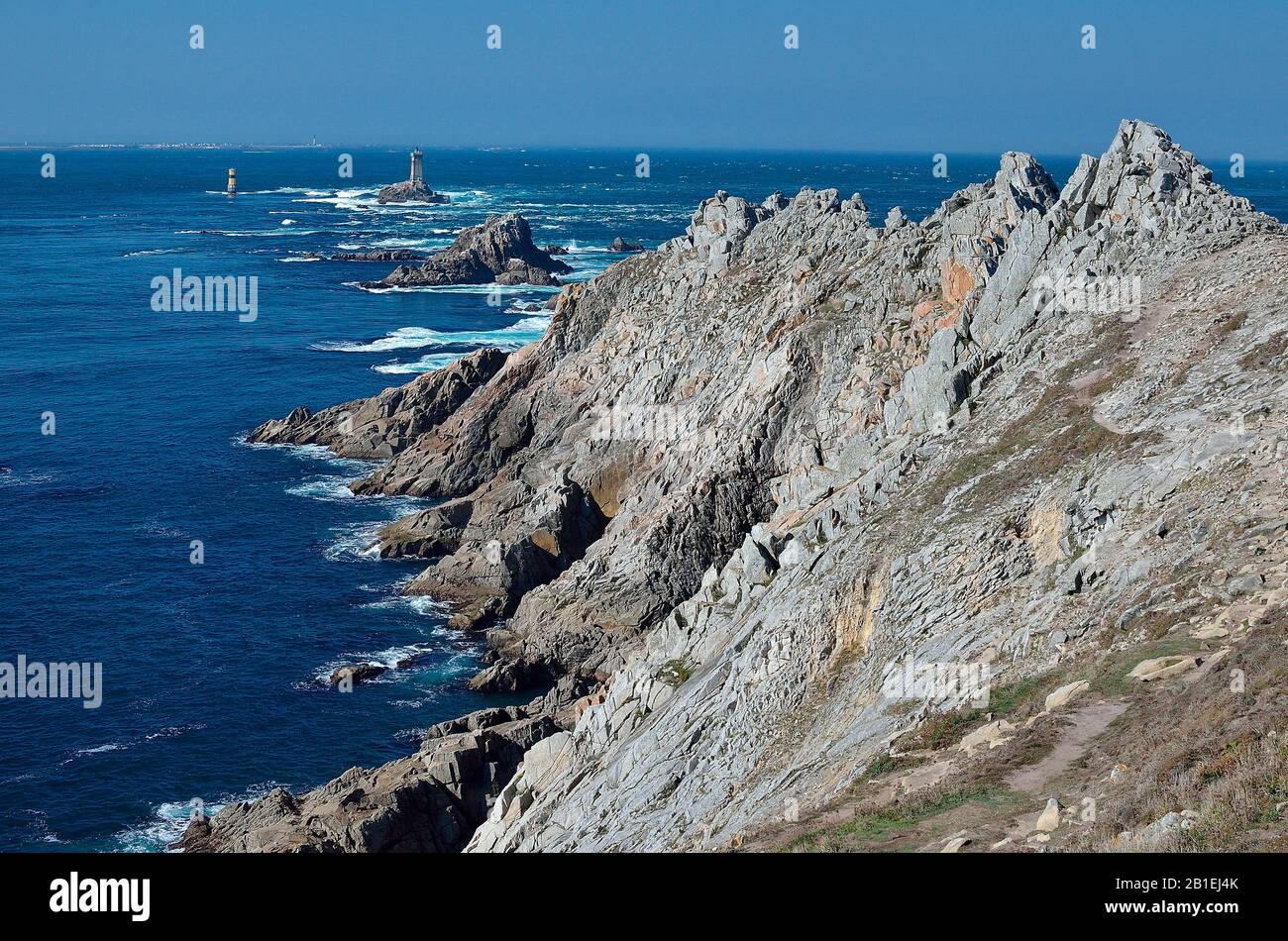 Pointe du Raz: in the distance you can see the Ile de Sein in the heart of the Mer d'Iroise. Label Grand Site de France since 2004. Finistere, Brittan Stock Photo