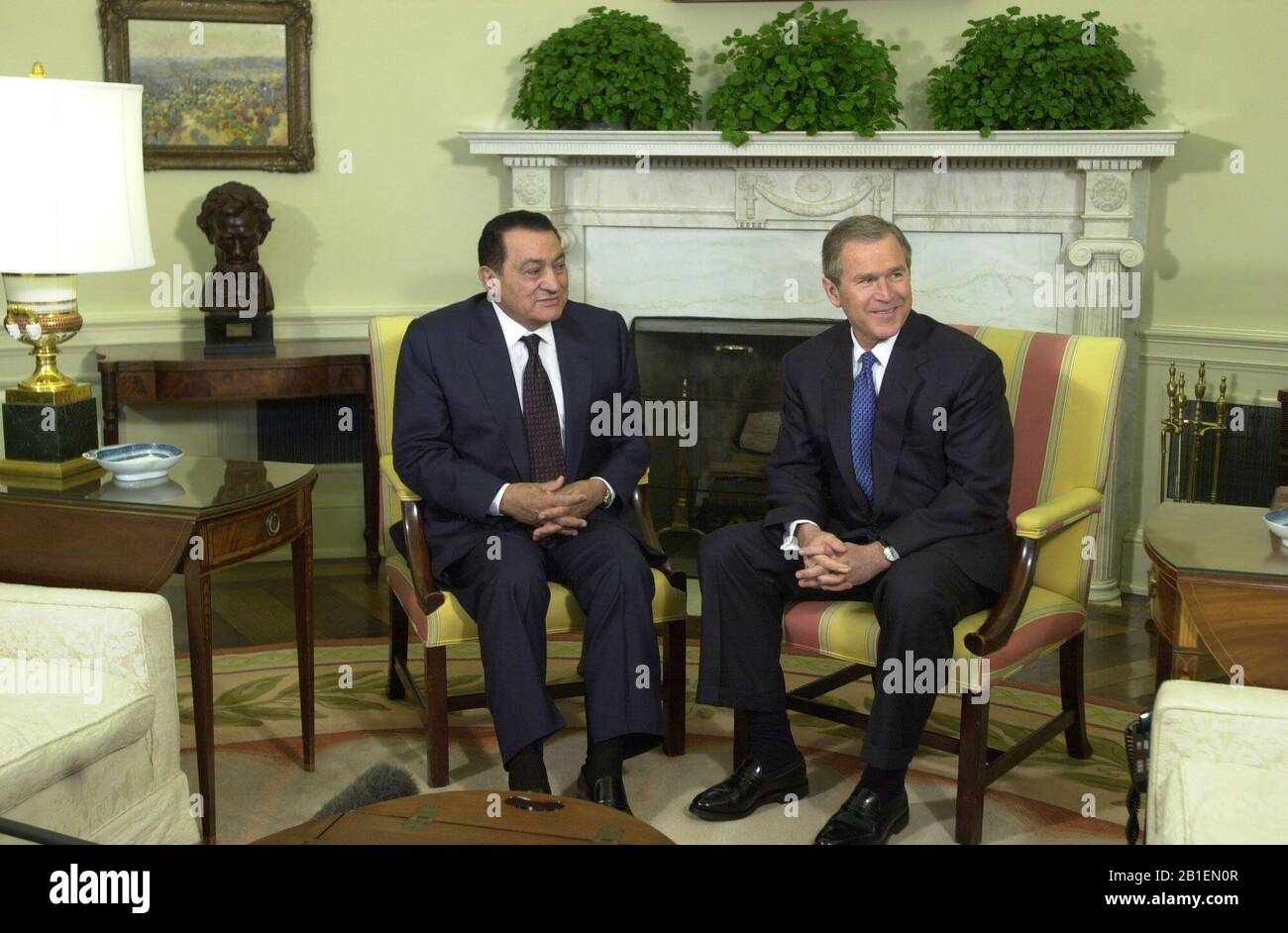 United States President George W. Bush meets President Hosni Mubarak of Egypt in the Oval Office at the White House in Washington, D.C. on Monday, April 2, 2001..Credit: Ron Sachs / CNP | usage worldwide Stock Photo