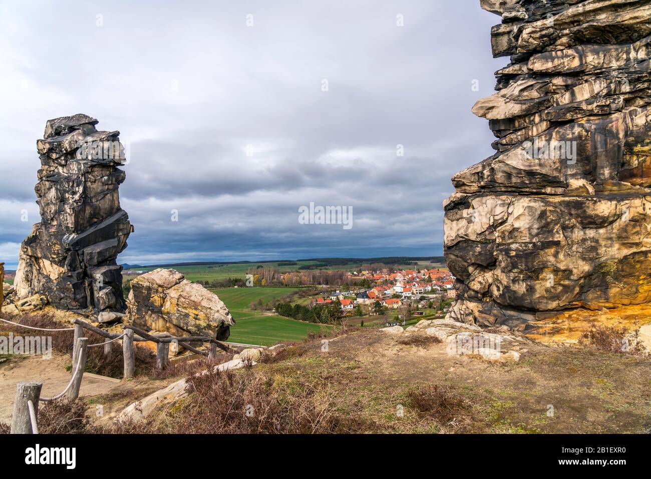 Die Felsformation Teufelsmauer im Landkreis Harz bei Weddersleben,  Sachsen-Anhalt, Deutschland  |  rock formation Teufelsmauer Devil's Wall, Harz For Stock Photo