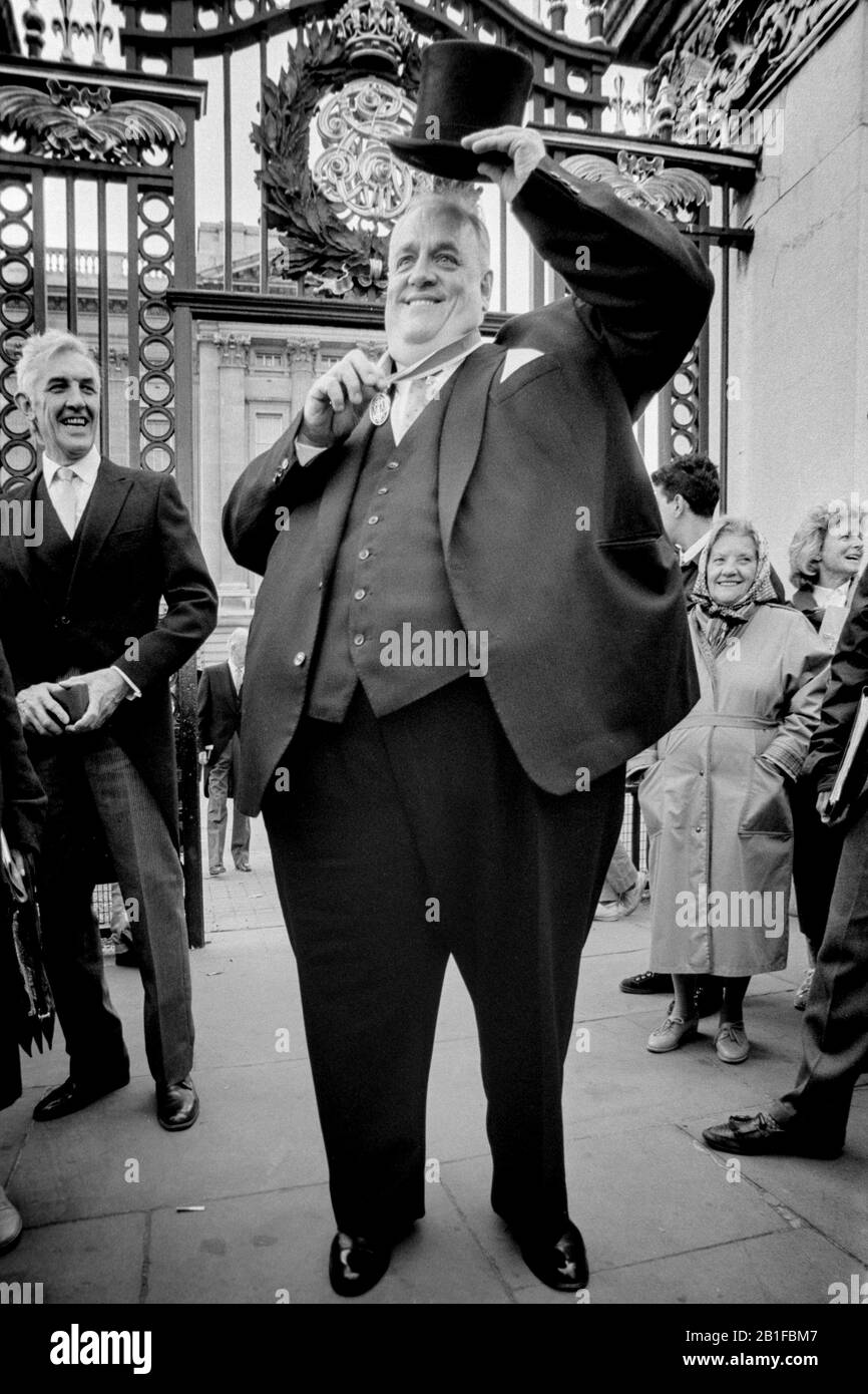 Cyril Smith MP. Outside the gates of Buckingham Palace after his investiture as a Knight Bachelor. November 1988 Stock Photo
