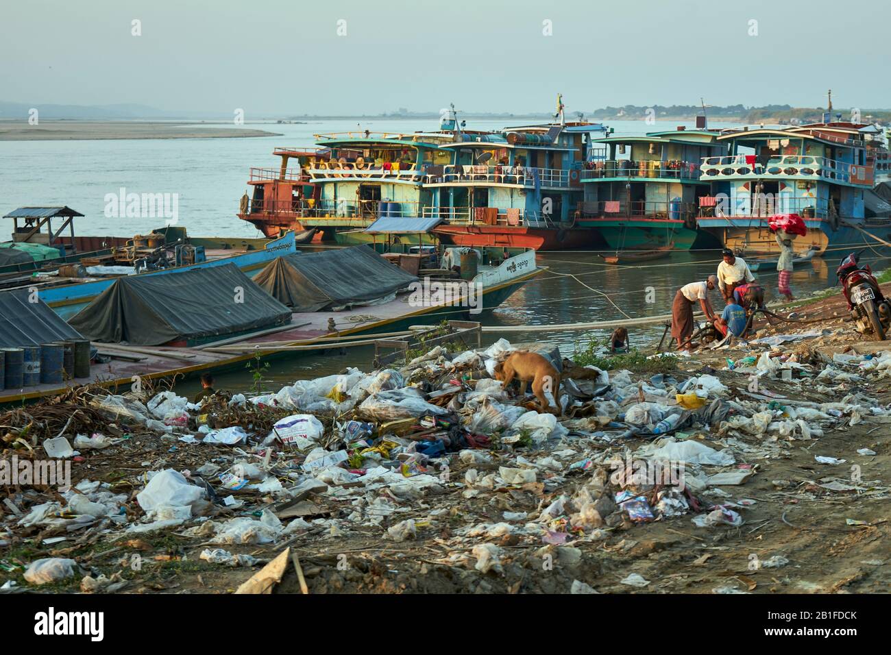 Müllhaufen und Schiffe am Flußufer, Irrawaddy, Mandalay, Myanmar Stock Photo