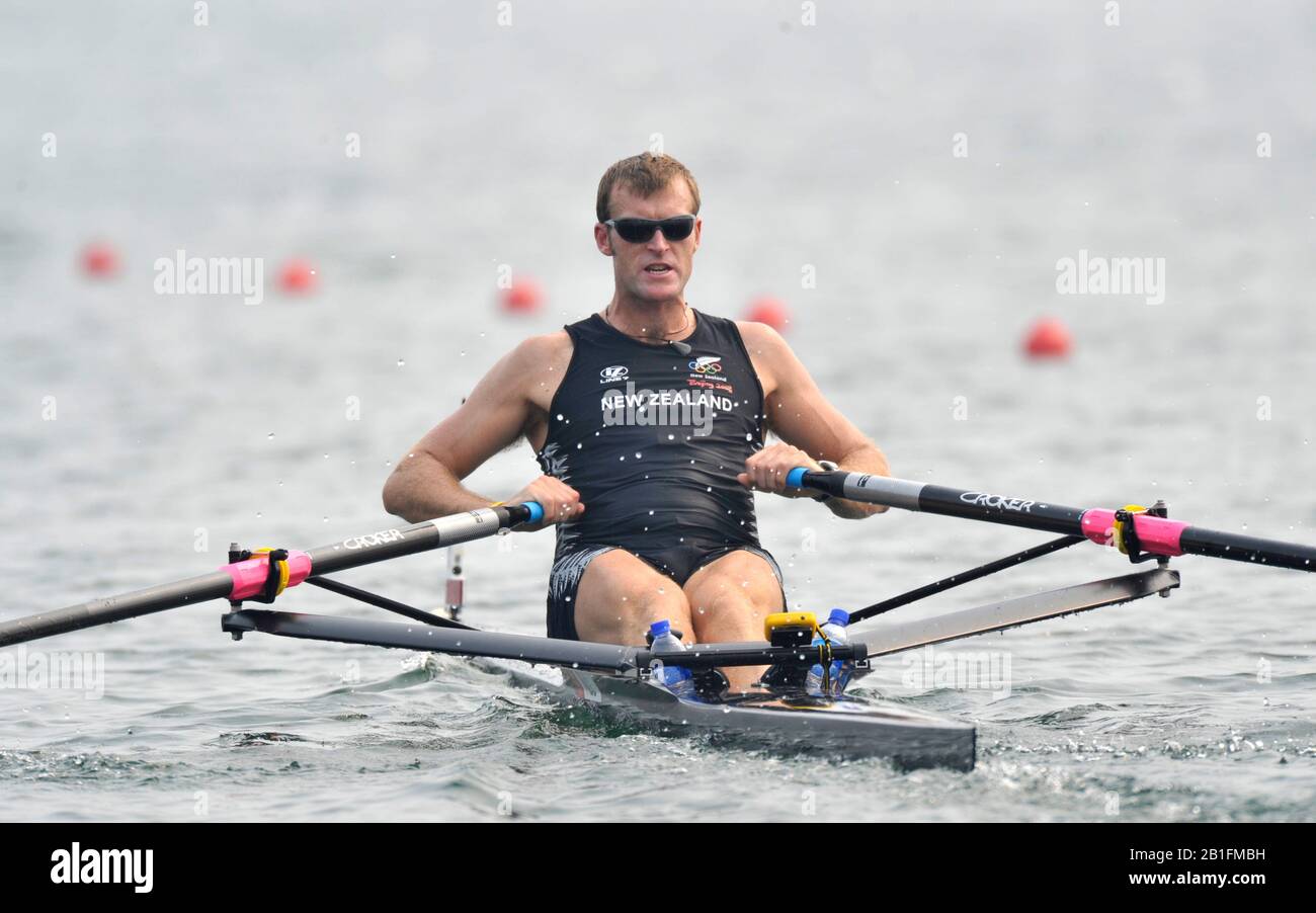 Shunyi, CHINA. NZL M1X,  Mahe DRYSDALE, moves away from the start in his heat of the men's single sculls at the 2008 Olympic Regatta,  Saturday, 09.08.2008  [Mandatory Credit: Peter SPURRIER, Intersport Images] Stock Photo
