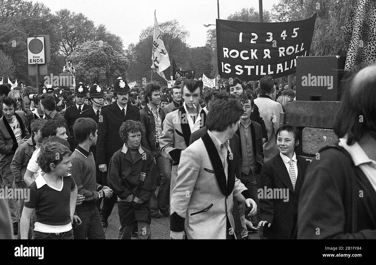 Music fans take part in the Rock and Roll Radio Campaign march in London,  England on May 15, 1976 Stock Photo - Alamy