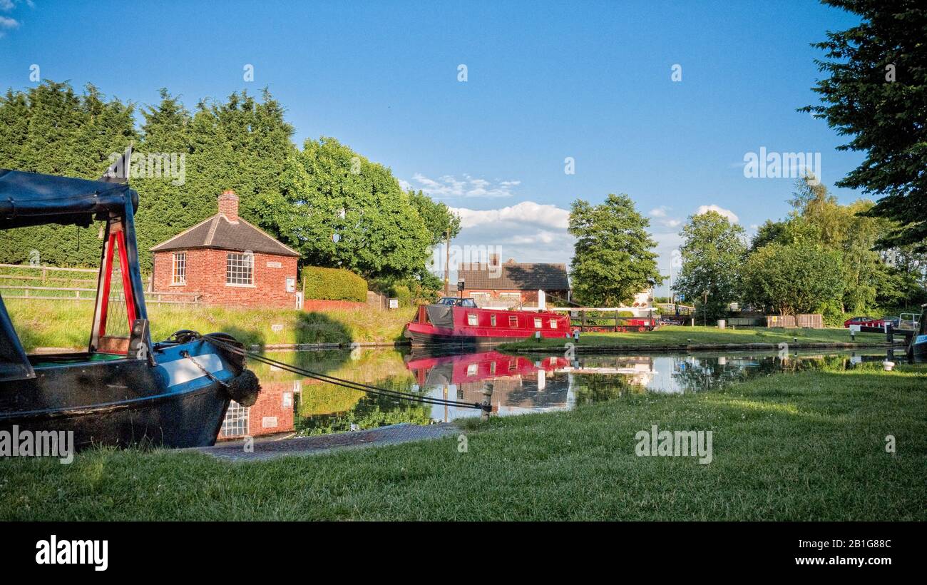 Historic canal basin hi-res stock photography and images - Alamy