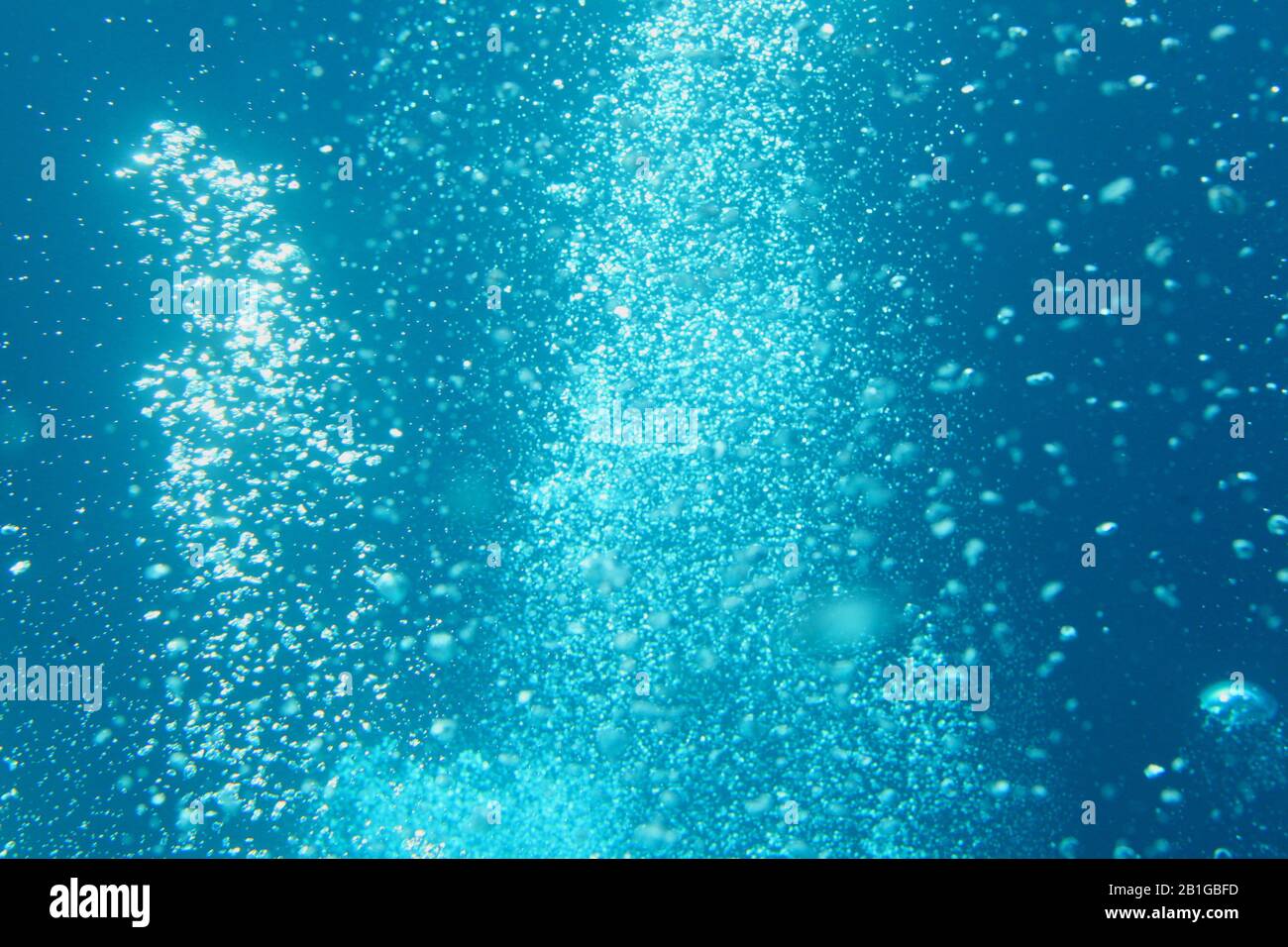 Free AI Image  Blue and transparent water of the Mediterranean sea.  Sunlight, multiple bubbles