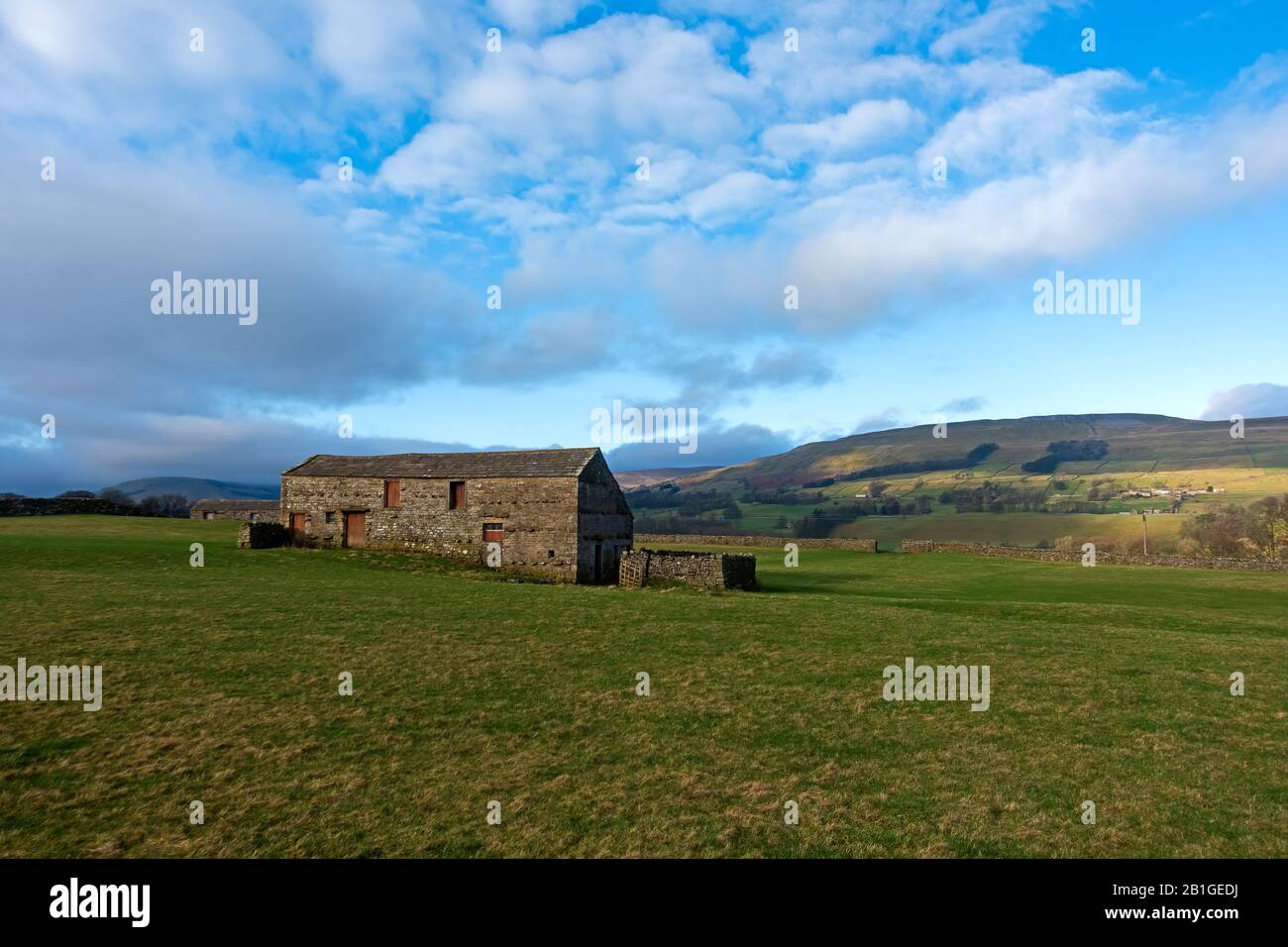 Stone Barn in Wensleydale, Yorkshire Dales, with views towards Abbotside and Askrigg Common Stock Photo