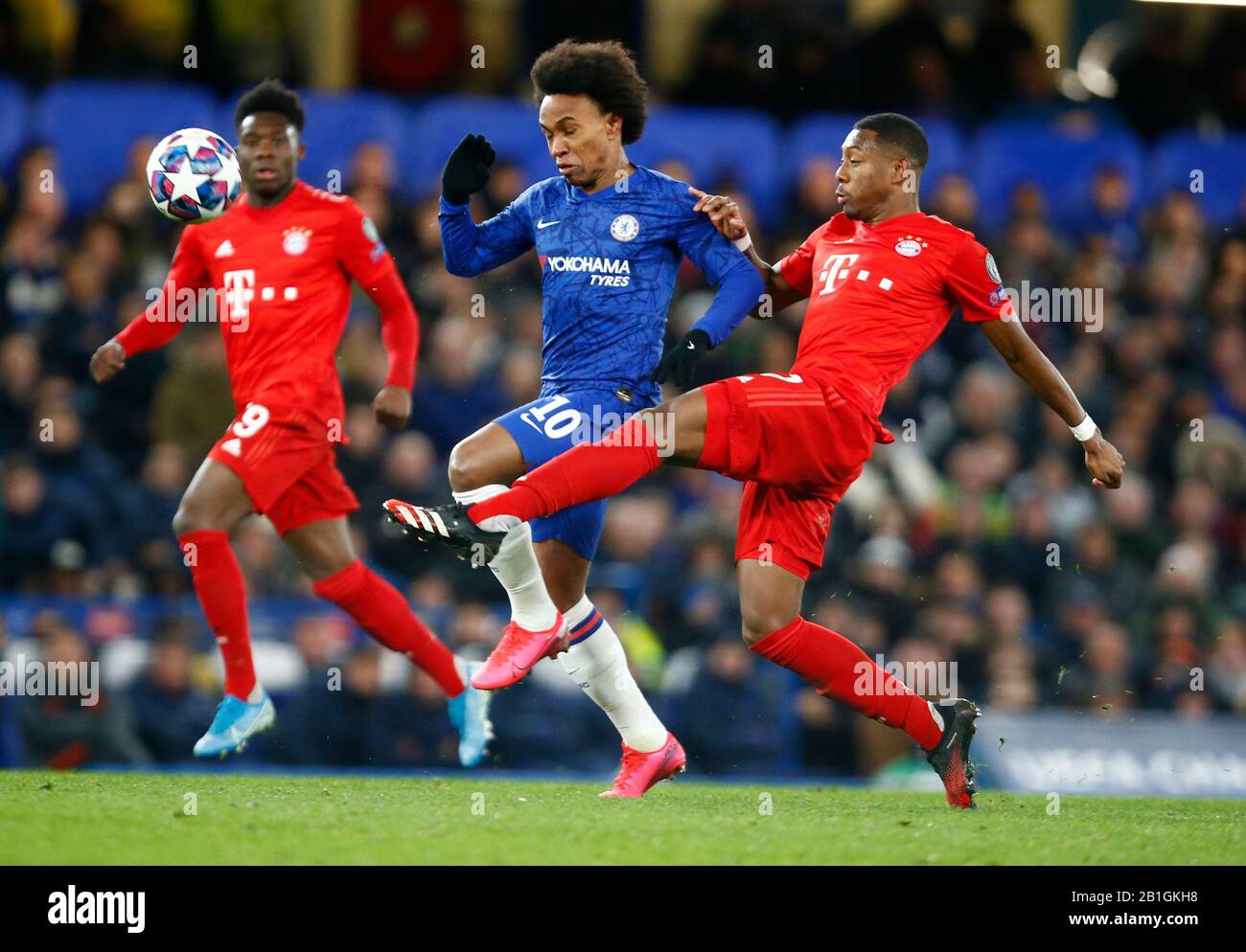 LONDON, UNITED KINGDOM. FEBRUARY 25 L-R Chelsea's Willian and David Alaba of FC Bayern Munich during Champion League Round 16 1st Leg between Chelsea and Bayer Munchen at Stanford Bridge Stadium, London, England on 25 February 2020 Credit: Action Foto Sport/Alamy Live News Stock Photo