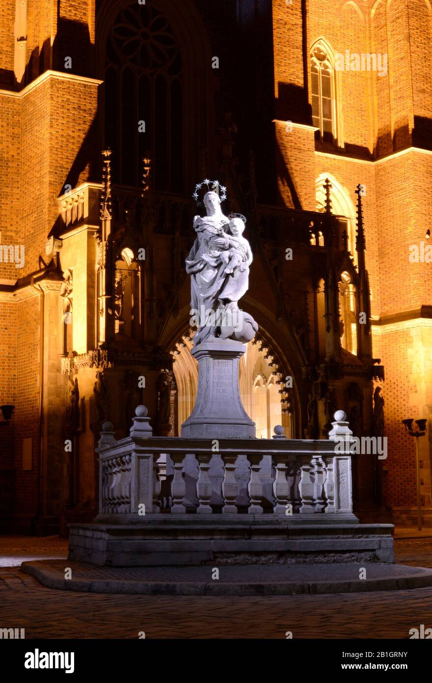 Wroclaw, Poland 04-18-2013 sculpture of the virgin mary with child front of the cathedral by night Stock Photo