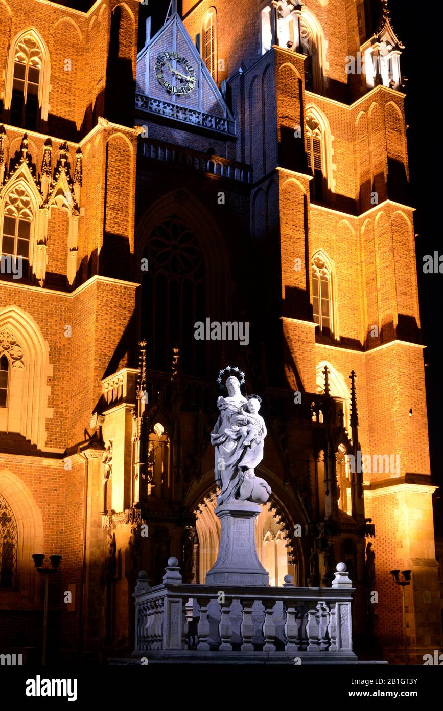 Wroclaw, Poland 04-18-2013 cathedral by night and virgin mary with child as sculpture in front of the church Stock Photo