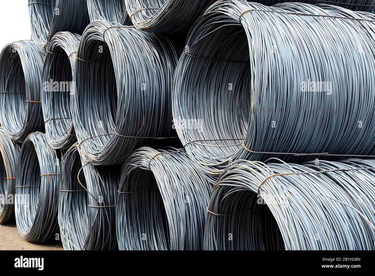 Rebar is also known as hot rolled ribbed steel bar，Widely used in houses, Bridges, roads and