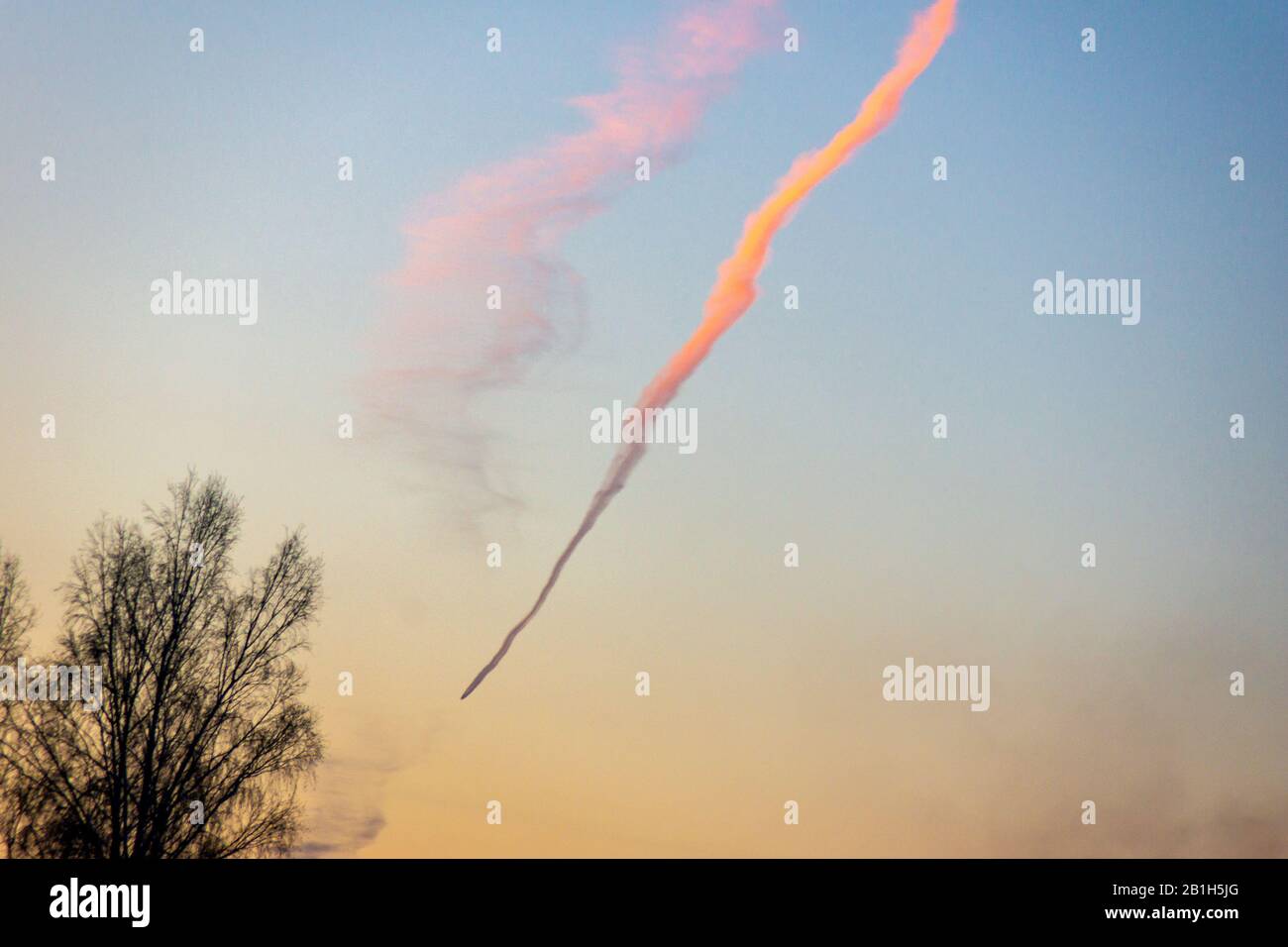 Airplane flying towards sun hi-res stock photography and images - Alamy