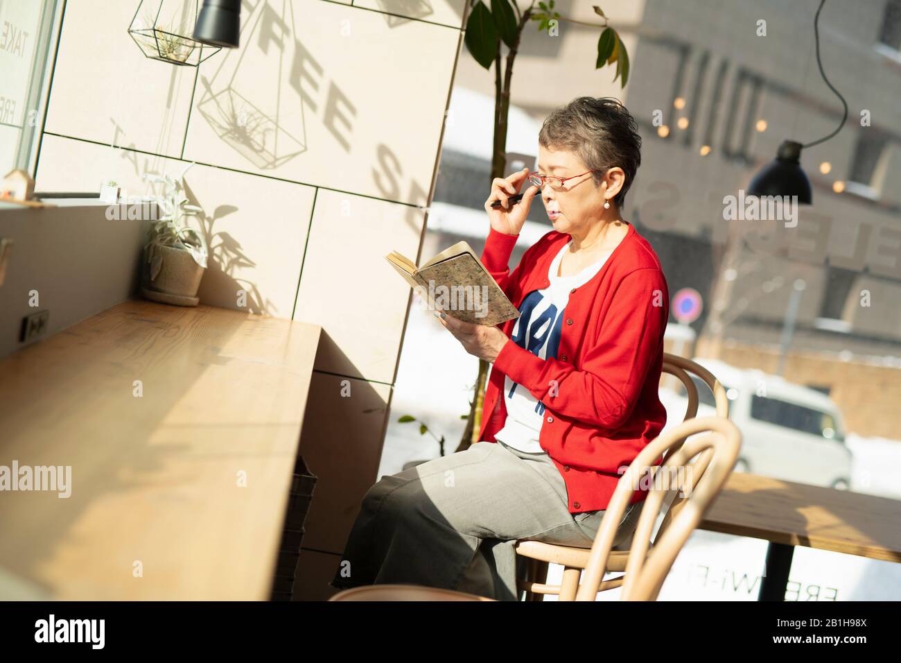 Senior woman reading book Stock Photo - Alamy