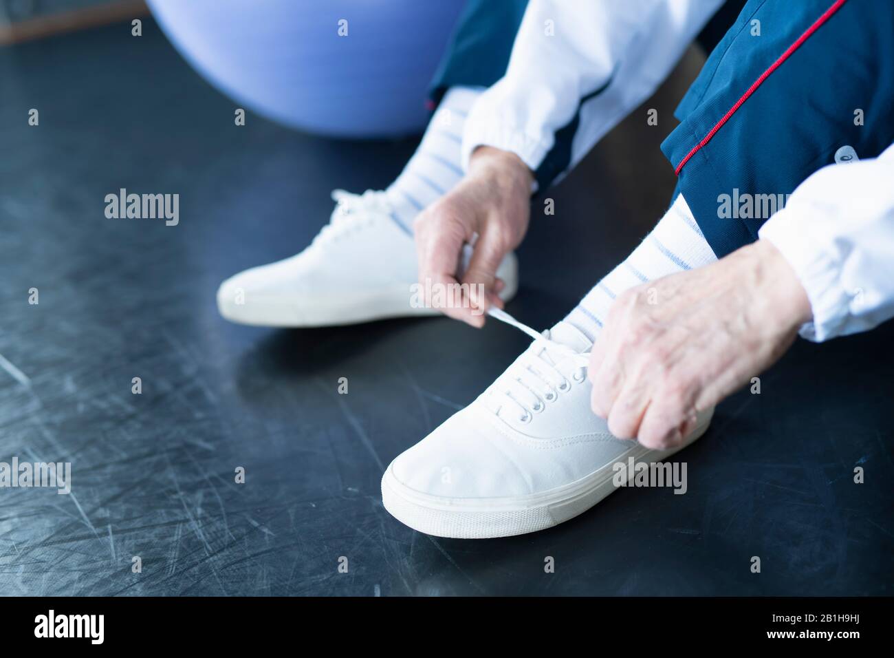 Hand tying hi-res stock photography and images - Alamy - Flexible Shoelace Solution For Hand Dexterity Limitations