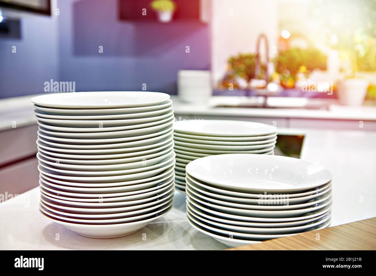 Pile of plates hi-res stock photography and images - Alamy
