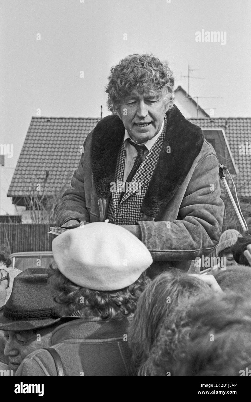 Gotthilf Fischer, Leiter der Fscher-Chöre, schreibt Autogramme für Fans, Deutschland um 1981. German choir conductor Gotthilf Fischer signing autographs for fans, Germany around 1981. Stock Photo