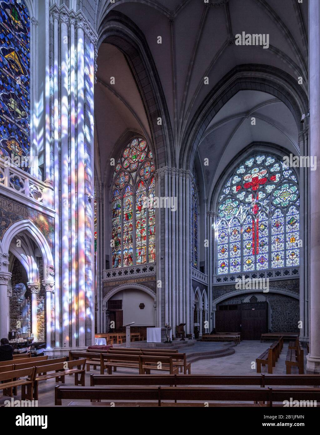 Pontmain, Wallfahrtsbasilika Notre-Dame de Pontmain. Innenraum. Schräglick durch das Querhaus Stock Photo