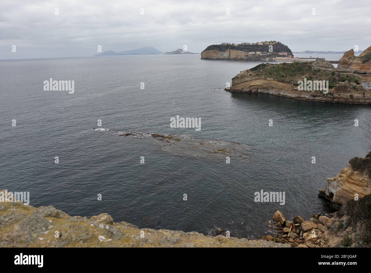 Napoli Scoglio piatto nella Baia di Trentaremi Stock Photo Alamy