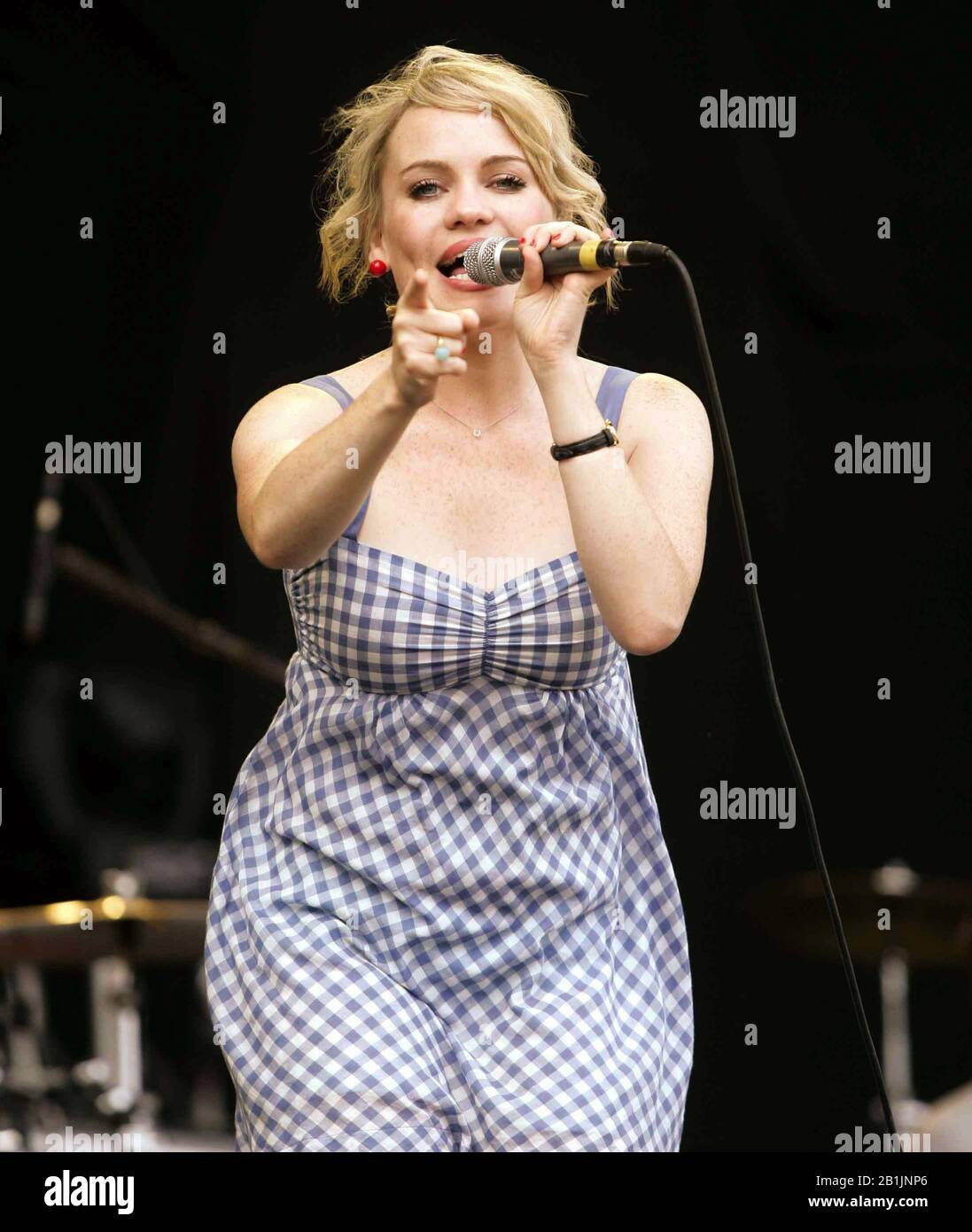 mikrofon Grusom utilstrækkelig STOCK Picture dated August 2008 shows Duffy performing at the V Festival in  Chelmsford,Essex. Grammy award-winning singer Duffy has revealed she was  drugged and raped after being held captive by an attacker.