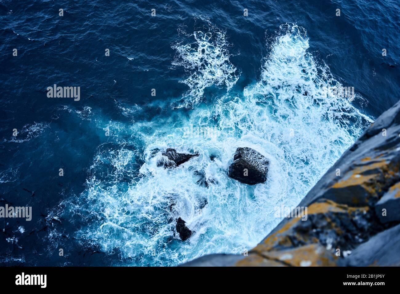 Big waves hit rocks hi-res stock photography and images - Alamy