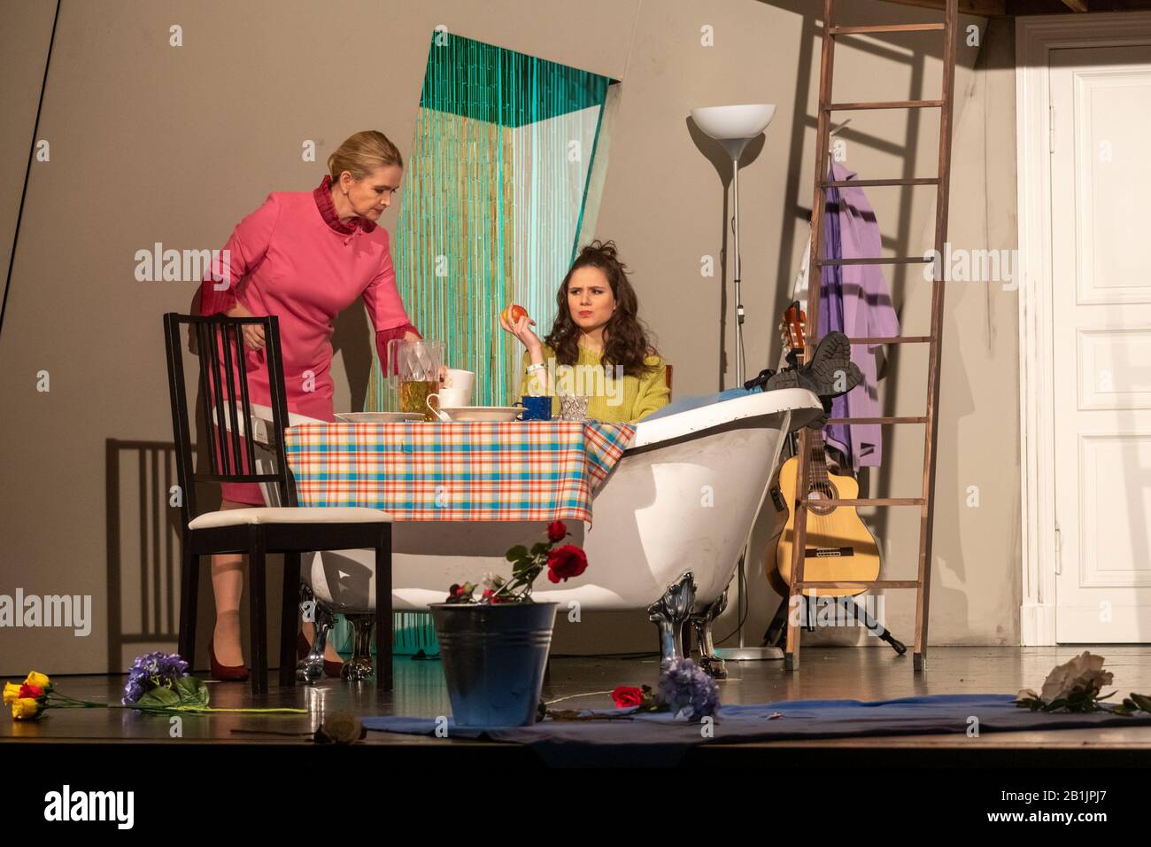 Julia Biedermann (als Mrs. Baker), Helen Barke (als Jill Tanner Stock