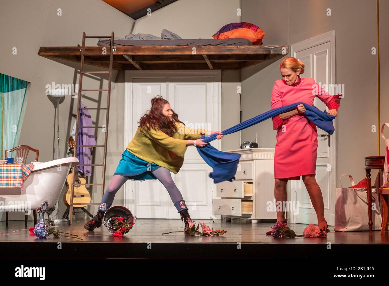 Helen Barke (als Jill Tanner), Julia Biedermann (als Mrs. Baker Stock