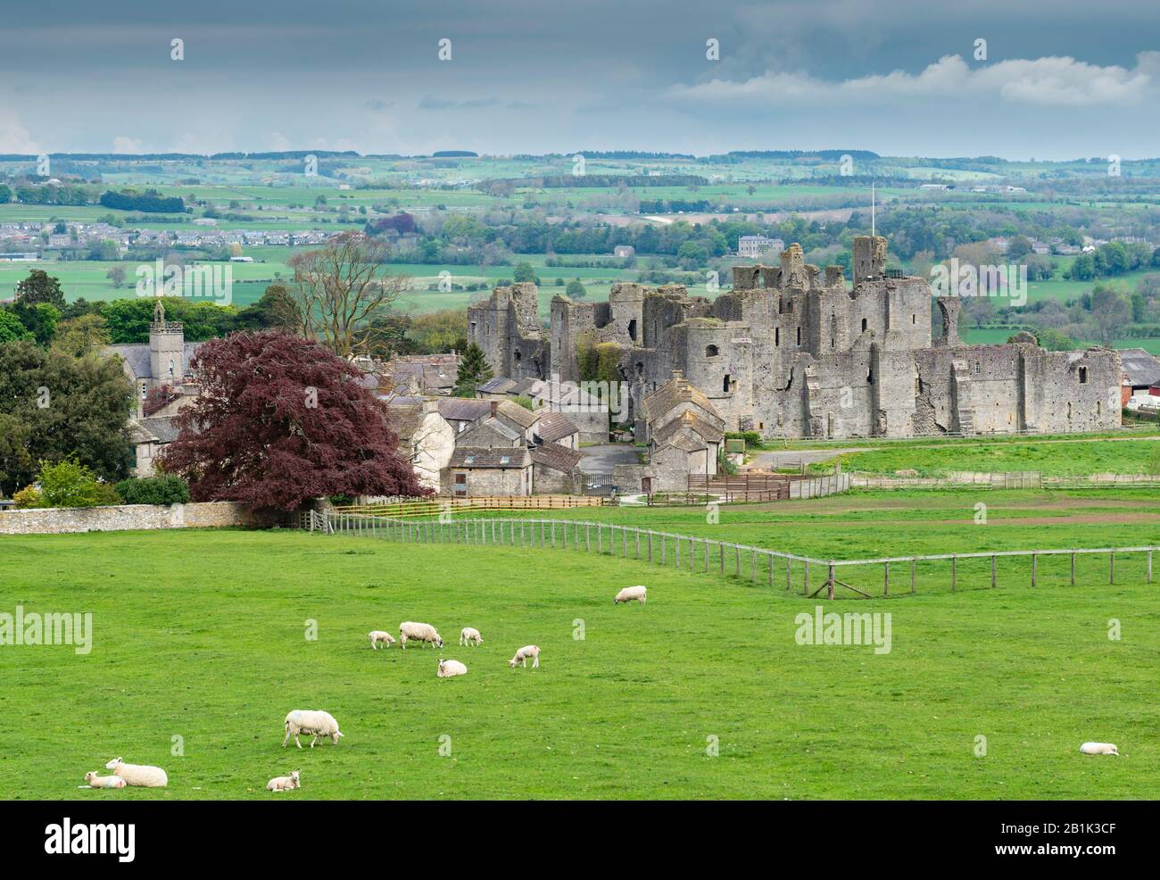 Summer view of Middleham Castle in Wensleydale, North Yorkshire Stock Photo