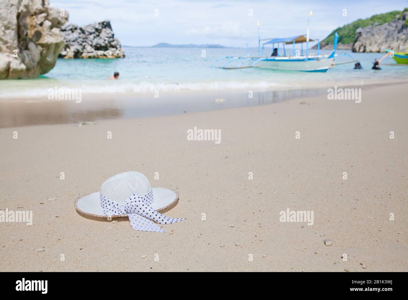 Hat on a white sandy beach. White sand. Sea traveling. Concept summer beach holiday. Stock Photo