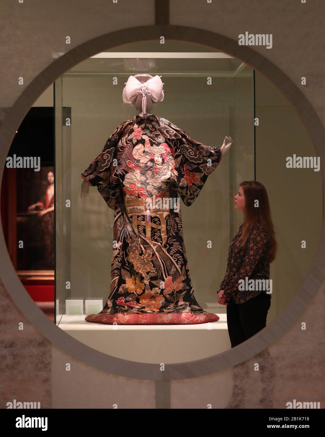 An employee at the Victoria & Albert museum views the "Outer-Kimono for a  woman(uchikake)" from 1860-80, during a preview of the 'Kimono: Kyoto to  Catwalk' exhibition in London Stock Photo - Alamy