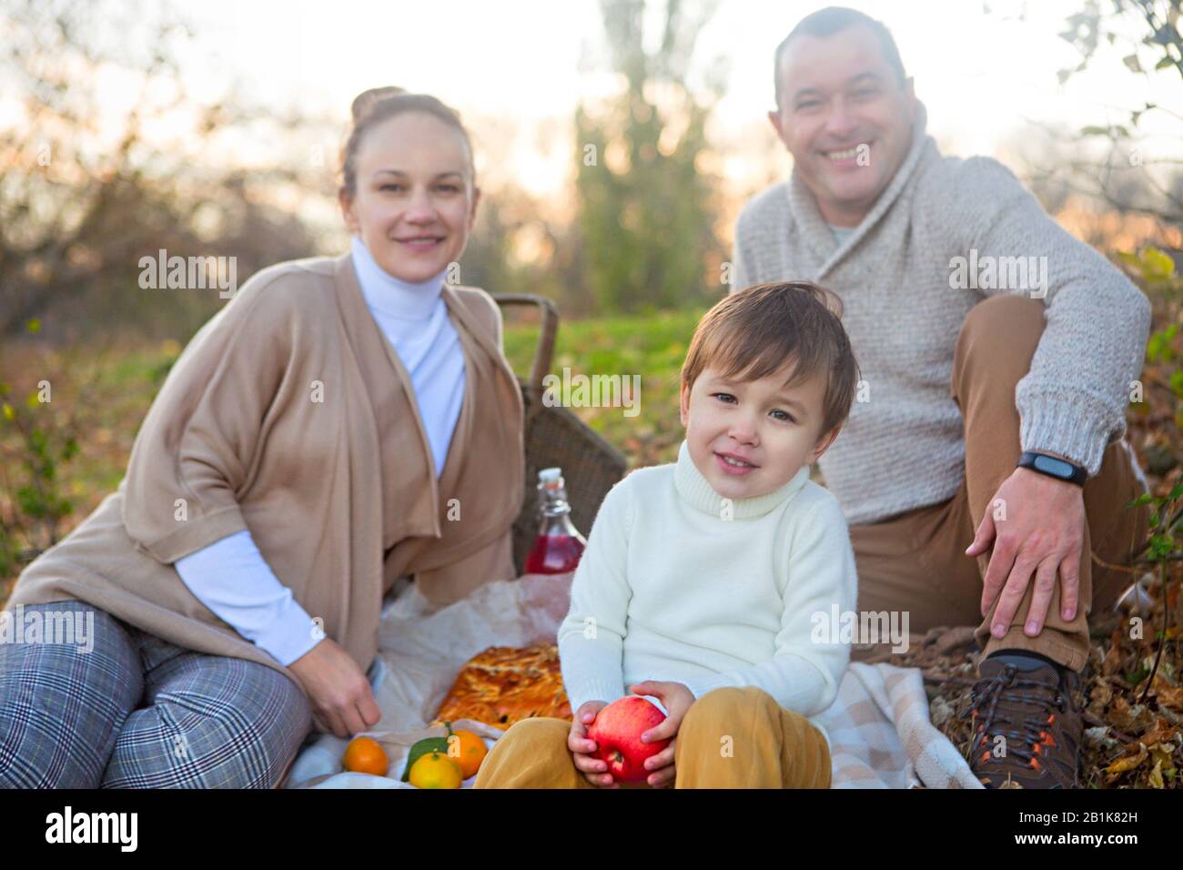 Happy picnic hi-res stock photography and images - Alamy