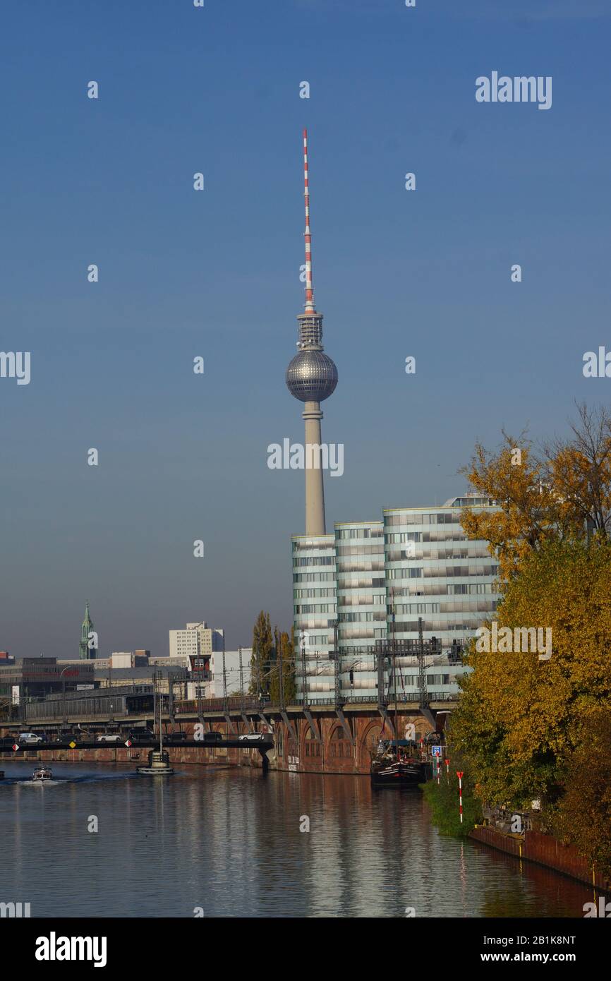 moderne Stadtentwicklung am Spreeufer von Friedrichshain, Berlin, Deutschland Stock Photo