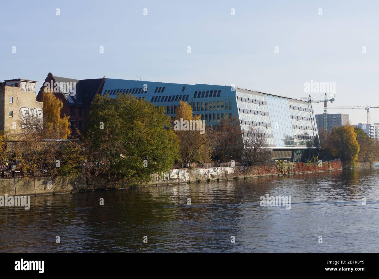 moderne Stadtentwicklung am Spreeufer von Friedrichshain, Berlin, Deutschland Stock Photo