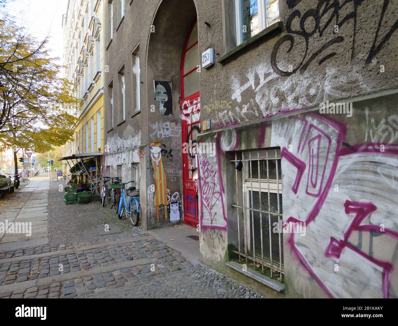 bunt bemalte, unsanierte Häuser am Prenzlauer Berg, Berlin, Deutschland Stock Photo