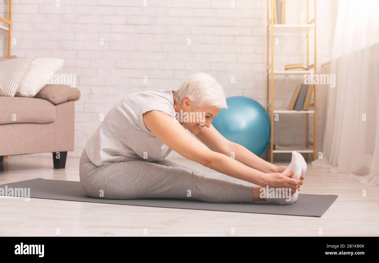 Lady with exercise equipment at home hi-res stock photography and images -  Page 4 - Alamy