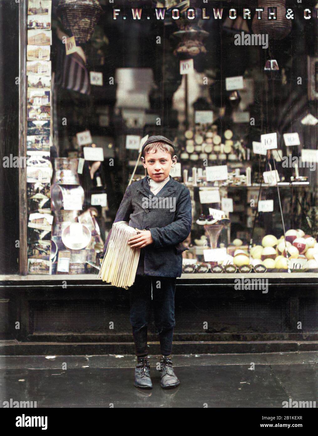 1910, june, Philadelphia, Pennsylvania, USA : The italian Simon Mellitto, 314 American St., age 10, newsboy, income 25 to 75 cents per day. Father a locksmith, making about $12 per week. Has a brother who sells also .- NEWSBOYS , Photos by LEWIS HINE ( 1874 - 1940 ), DIGITALLY COLORIZED . - NEWSBOYS  - BAMBINI -- LAVORATORI - BAMBINO - CHILDREN WORKERS - FACTORY - CHILDHOOD - INFANZIA - LAVORO MINORILE - LAVORO - WORK - LAVORATORE - WORKER - OPERAIO -  CLASSE OPERAIA LAVORATRICE - WORKING CLASS - OPERAI - LAVORATORI - LAVORO - STATI UNITI d' AMERICA - HISTORY - portrait - ritratto  -  TEMPI MO Stock Photo