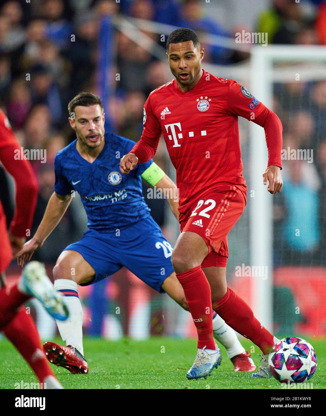 Champions League, Chelsea-Munich, London Feb 25, 2020. Serge GNABRY, FCB 22  compete for the ball, tackling, duel, header, zweikampf, action, fight against Cesar AZPILICUETA,  Chelsea 28  FC CHELSEA - FC BAYERN MUNICH  0-3 UEFA Football Champions League , London, February 25, 2020,  Season 2019/2020, round of last sixteen, FCB, Bavaria, München © Peter Schatz / Alamy Live News Stock Photo