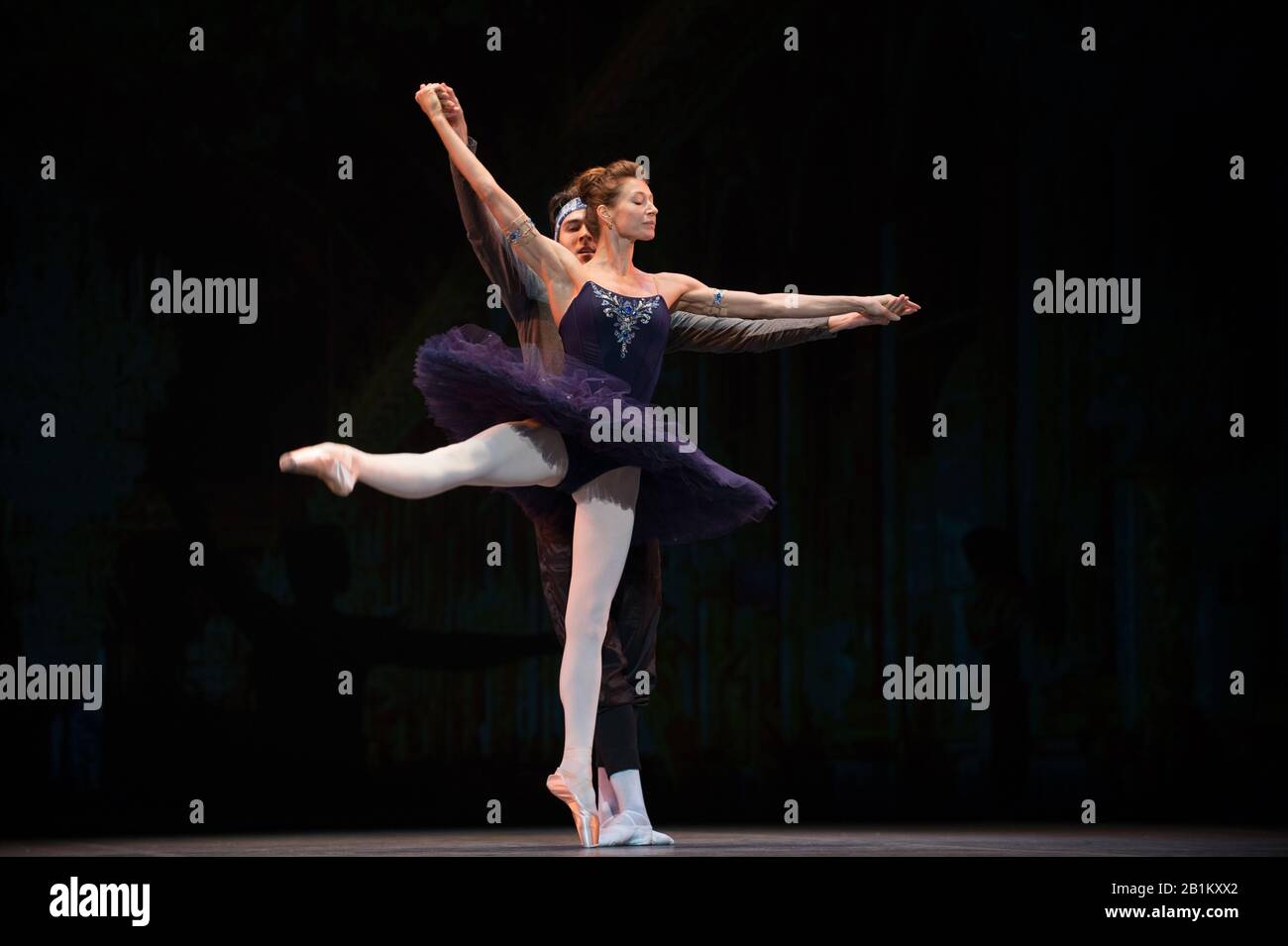 Dancers perform on stage for photo-call before opening tonight, Coliseum  London. 26.01.20 Featuring: Yana Salenko, Daniil Simkin Where: London,  United Kingdom When: 26 Jan 2020 Credit: WENN.com Stock Photo - Alamy