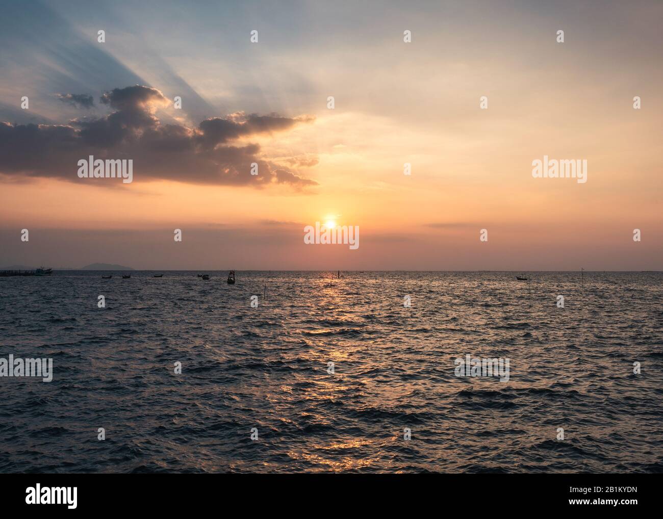 Boats sea in golden sunset hi-res stock photography and images - Alamy