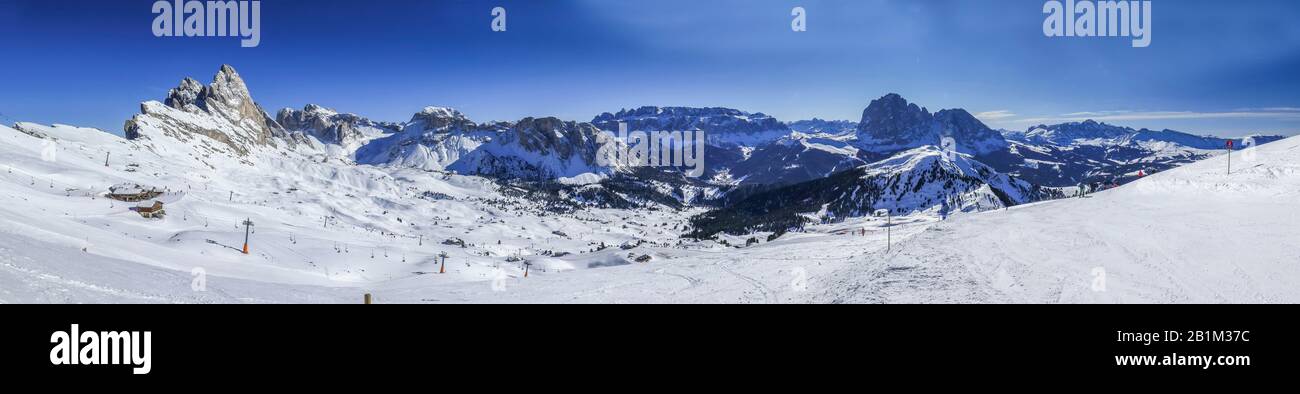 Skigebiet an der Geisler Gruppe, Furchetta und Sass Rigais, Mitte: Sella, Rechts: Langkofelgruppe, Gröden, Dolomiten, Italien Stock Photo