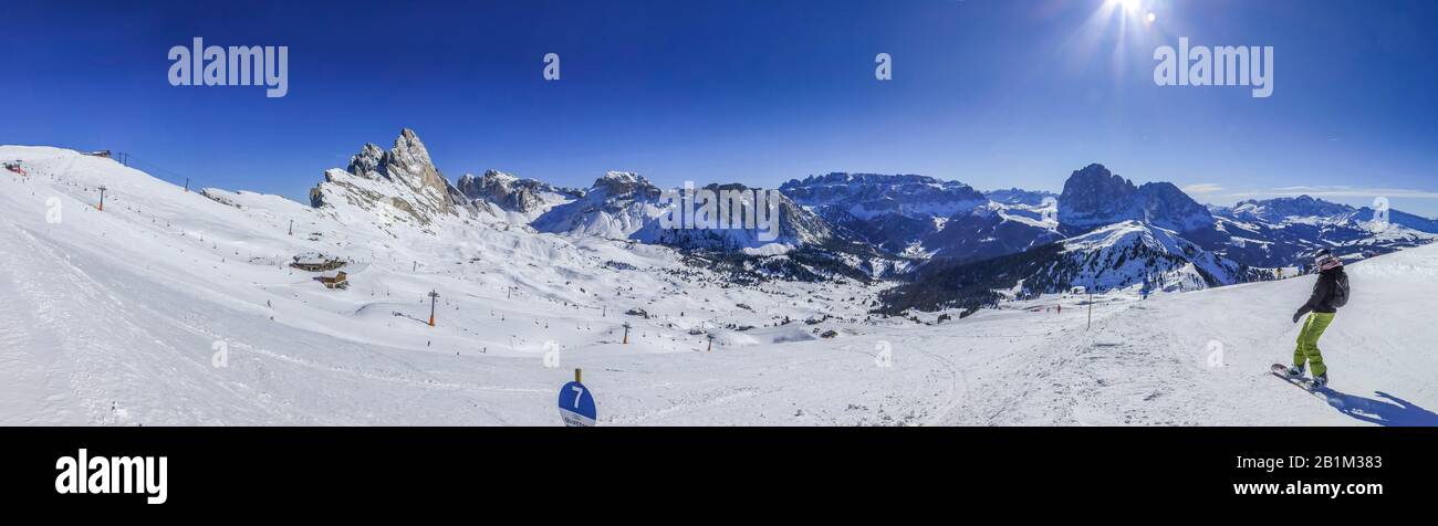 Skigebiet an der Geisler Gruppe, Furchetta und Sass Rigais, Mitte: Sella, Rechts: Langkofelgruppe, Gröden, Dolomiten, Italien Stock Photo