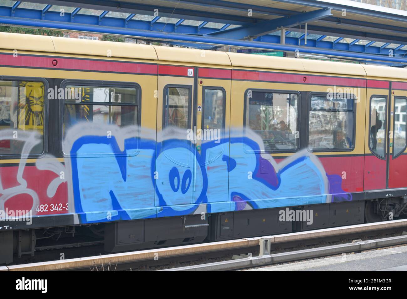 Graffiti, S-Bahn am S-Bahnhof Treptower Park, Treptow-Köpenick, Berlin, Deutschland Stock Photo