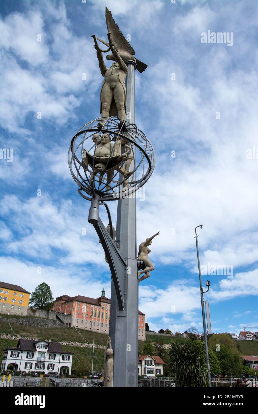 Seit 2007 gibt es im Hafen von Meersburg ein Kunstwerk. Es trägt den Titel “Magische Säule” und symbolisiert einige bekannte Persönlichkeiten der Stad Stock Photo