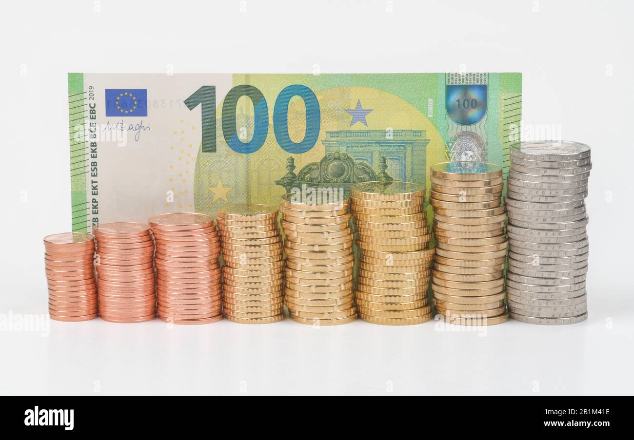 Stapel Centmünzen, Euromünzen, 100er Euro-Geldschein, Studioaufnahme