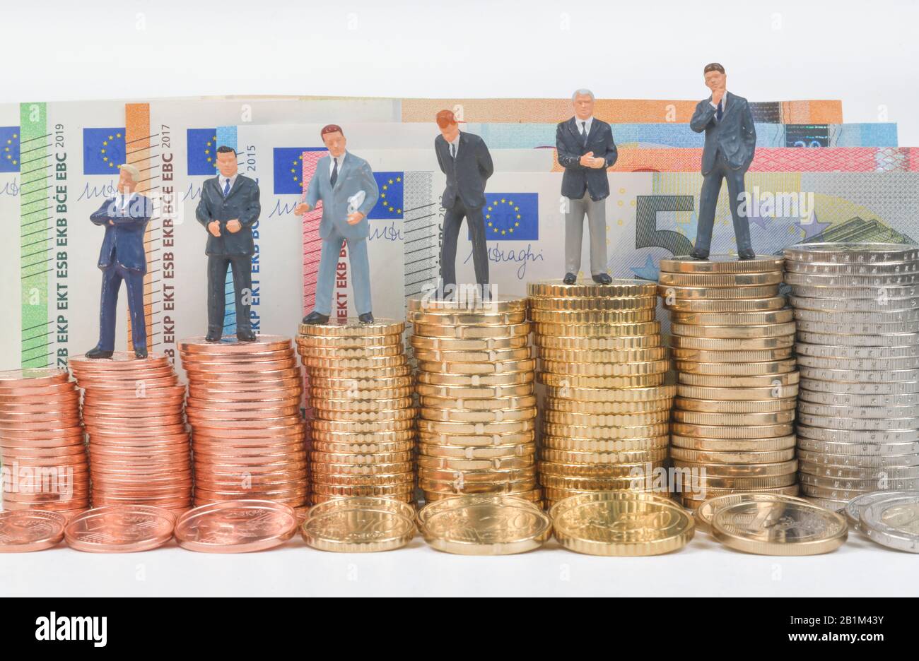 Stapel Münzgeld, Centmünzen, Euromünzen, Miniaturfiguren, Symbolfoto Manager Lohn Geschäftsmänner, Studiofoto Stock Photo